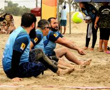 Surf e vôlei sentado