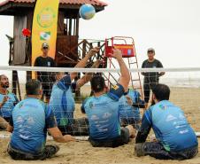 Surf e vôlei sentado