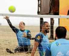 Surf e vôlei sentado