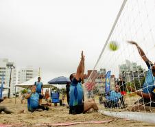 Surf e vôlei sentado