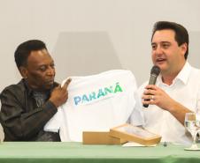 O governador Carlos Massa Ratinho Junior recebeu nesta quarta-feira (13), no Palácio Iguaçu, o campeão mundial de futebol Pelé. No evento, que contou com a presença de estudantes, atletas e ex-atletas, foram lançados a campanha Imposto Amigo do Esporte, do Governo do Estado, e o programa Esportivo Lúdico Educacional, de iniciativa de Pelé.  -  Curitiba, 13/03/2019  -  Foto: Rodrigo Félix Leal/ANPr