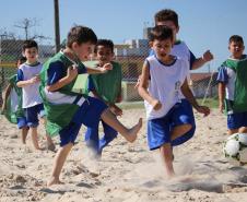 Clínica de beach soccer realizada na rotatória em Matinhos