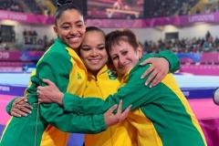 Carolyne Pedro, Thaís Fidelis e a técnica Iryna Yashenko. (Foto: Divulgação)