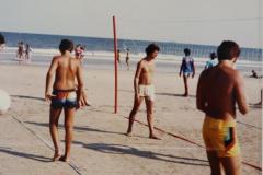 Banhistas jogando vôlei na praia em 1986.