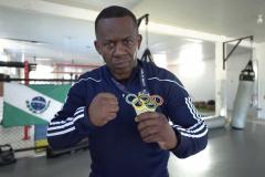 O técnico de boxe Adailton Gonçalves, bolsista do programa estadual Geração Olímpica e Paralímpica, é um dos treinadores da equipe de boxe que disputa à Olimpíada de Paris neste ano. Com 10 atletas, a delegação brasileira tem chance de medalhas, inclusive de ouro, no maior evento esportivo do mundo. É também a chance de manter a tradição conquistada a partir dos Jogos de Londres em 2012: o boxe leva medalhas em todas as edições.  Boxeador desde os 9 anos, Adailton disputou as carreiras olímpica, com 68 luta