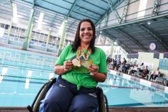 Após deixar a UTI, nadadora Roslaine Volpato volta às piscinas e conquista ouros nos jogos