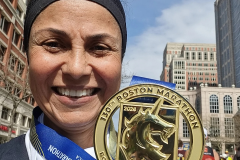 Marcia Simoni, servidora da SEES, com a medalha da Maratona de Boston