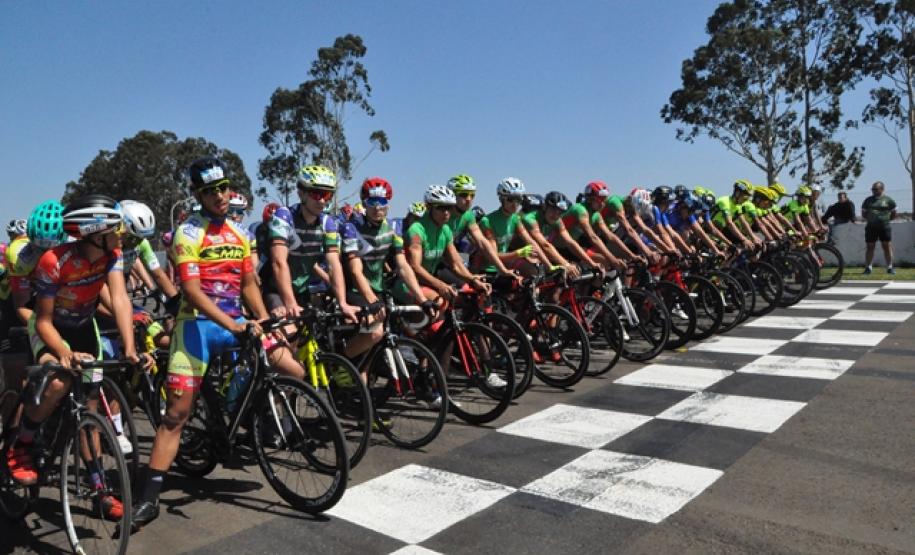 Vários ciclistas alinhados para largada
