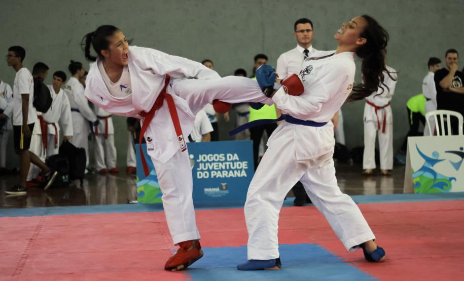 Duas atletas lutando karatê