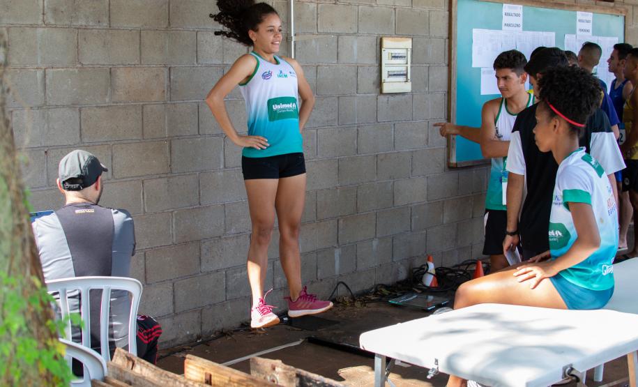 Atleta salta eqnuanto seus dados são registrados