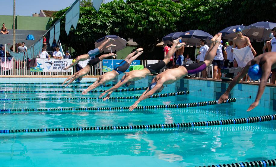 Vários nadadores caem na piscina durante a largada
