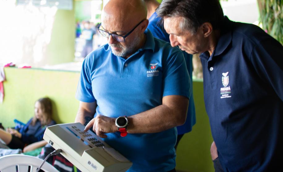 Professor Dourado olhando as informações no computador