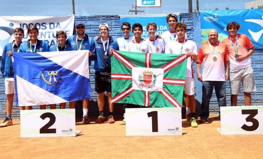 Atletas no pódio recebendo premiação