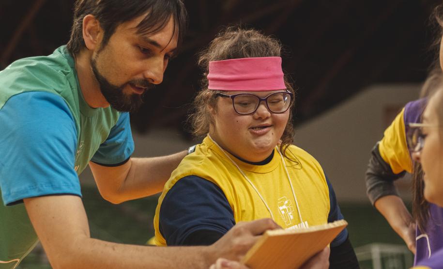 Professor Rodrigo Ferla ensinando golpe para quebrar a tábua do parataekwondo