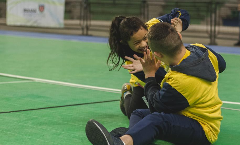 Crianças comemorando pontos no vôlei sentado