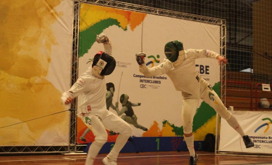 atletas se enfrnetando na jogada final