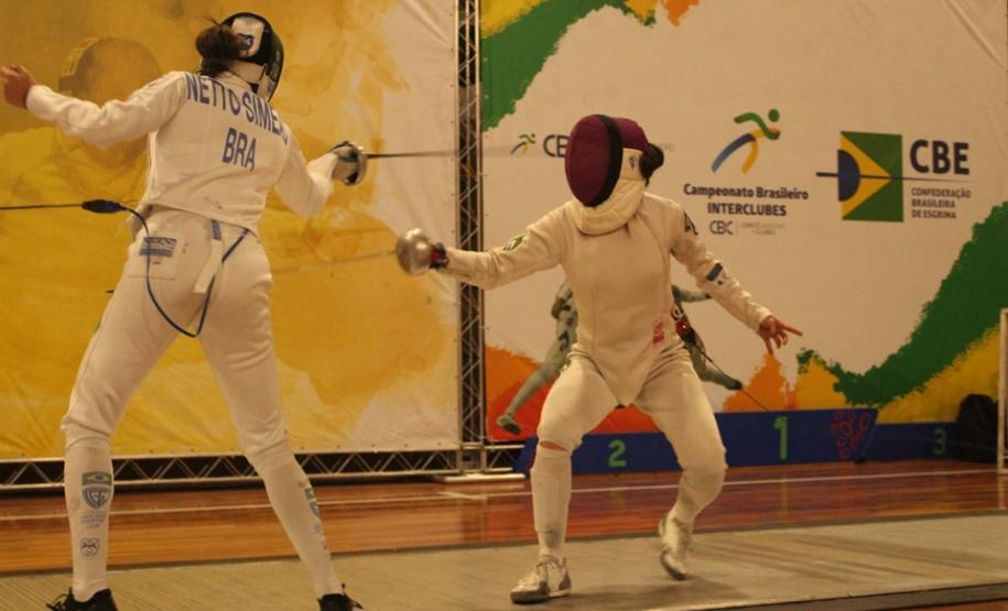 Esgrimistas se enfrentando