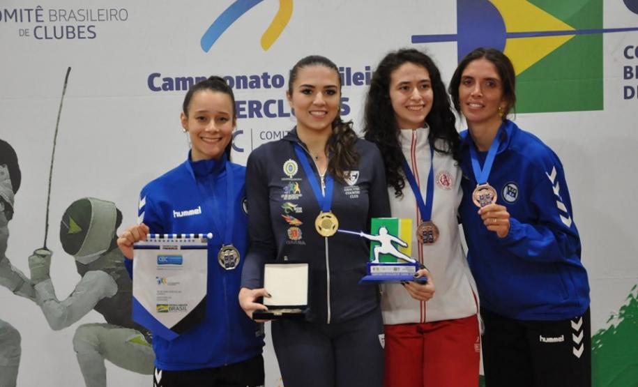 Atletas exibem premiação no pódio