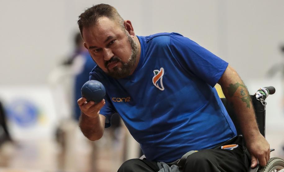 Marcelo se prepara para lançar a bola