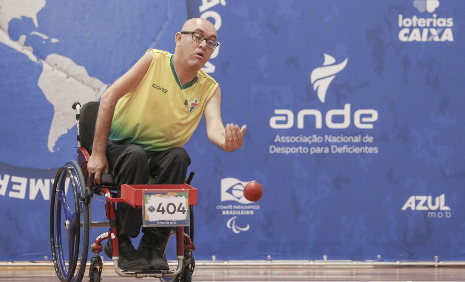 Eliseu faz o lançamento da bola