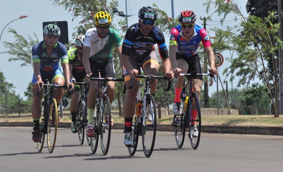 Vários ciclistas juntos