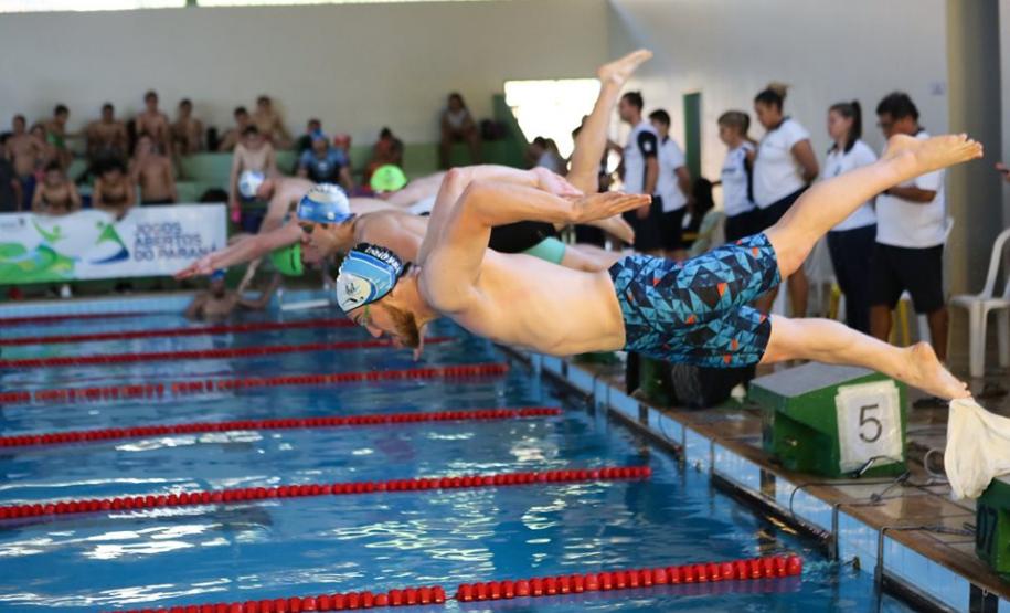 Nadadores caem na piscina