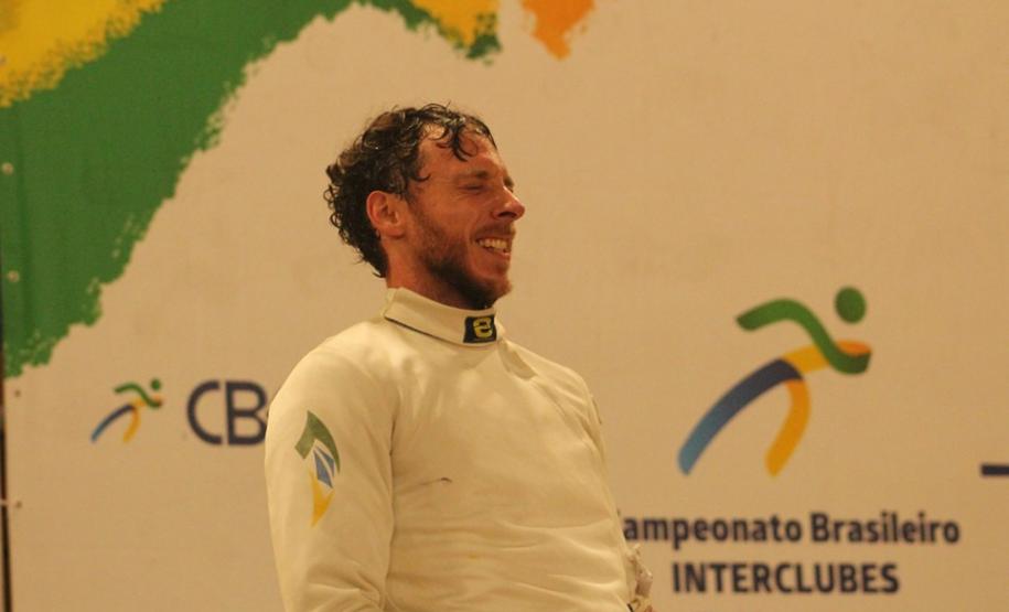 Athos fecha os olhos e agradece