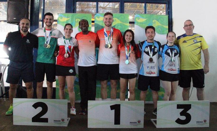 Atletas com meslhas no pódio