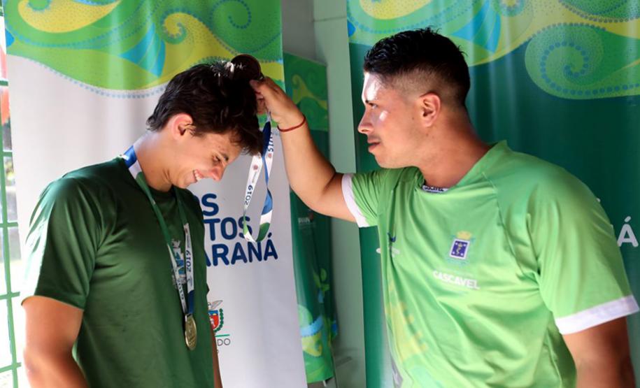 Atleta recebendo medalha