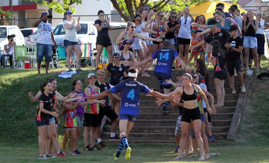 Atletas e torcida comemoram juntos