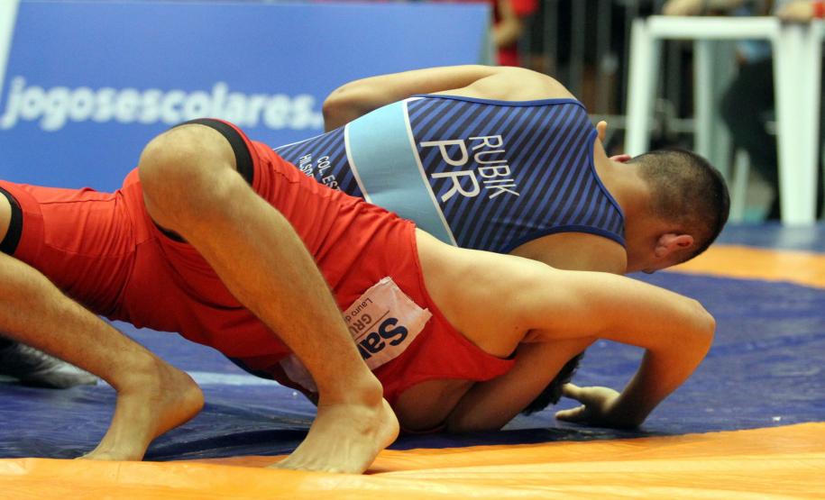 Atletas lutando no tatame