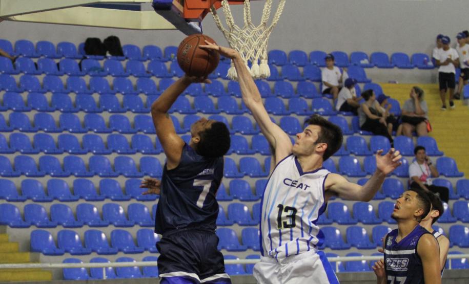 atletas subindo para fazer a cesta