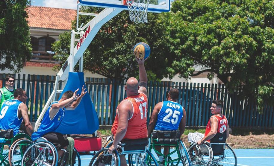Cadeirantes jogando basquete
