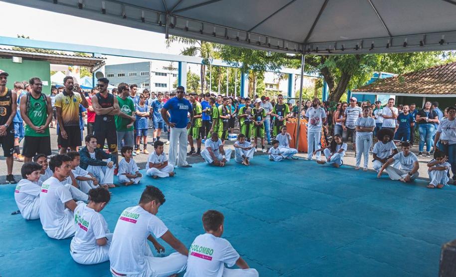 Atletas reunidos para exibiação de capoeira