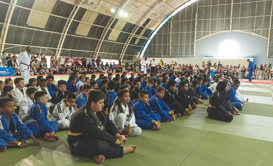 Atletas reunidos aguardando exame de faixas do jiu-jitsu