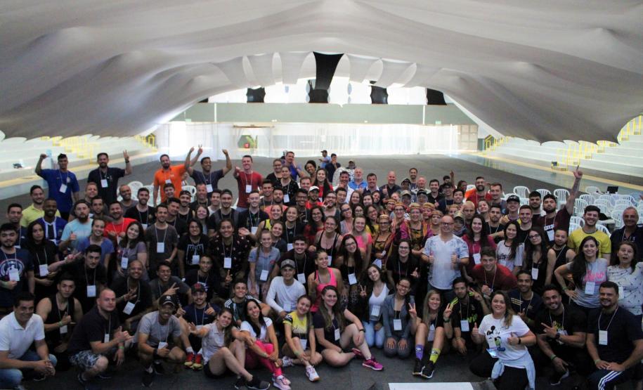 Toda a equipe reunida posada para a foto
