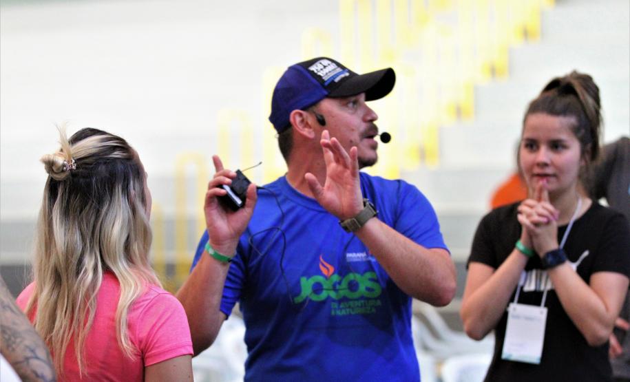 Coordenador passando instruções