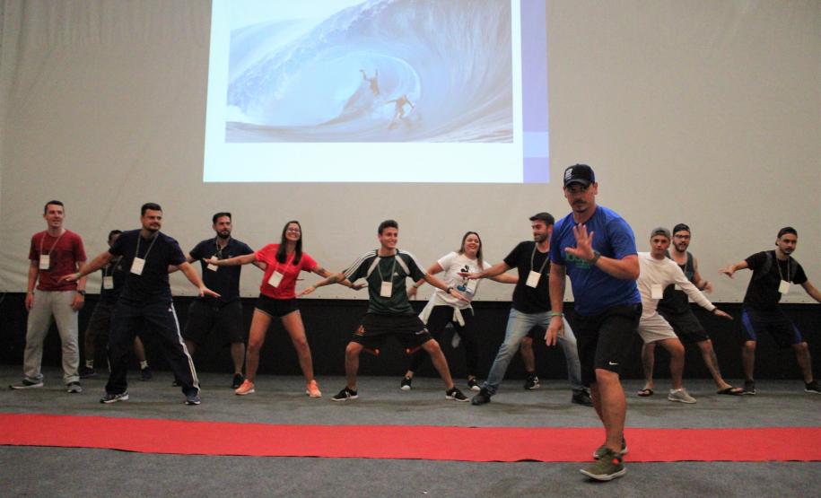 Coordenadores repassando coreografias para os acadêmicos