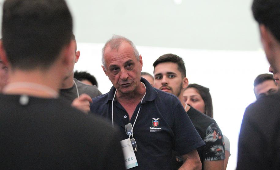 Coordenador, Mauro Cachel, repassando informações.