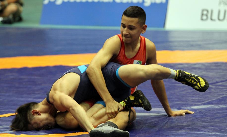 Atletas lutando no tatame