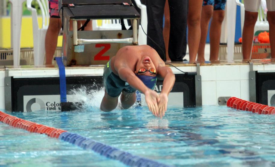 Atleta da natação caindo na piscina