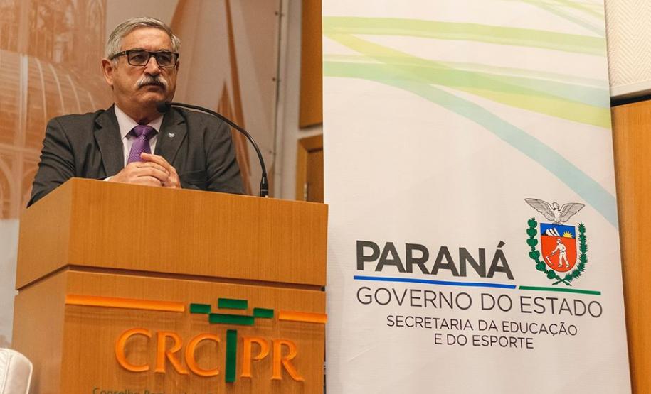 General Décio discursa no púlpito