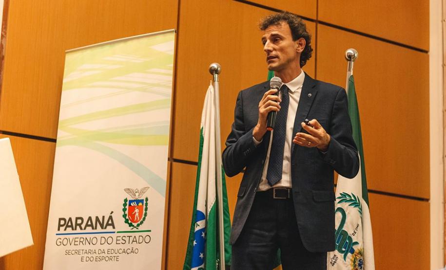 Emanuel Rego discursando