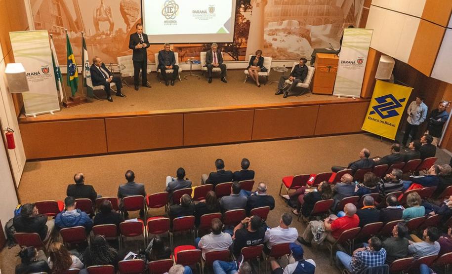 Imagem geral mostrando o palco e o público