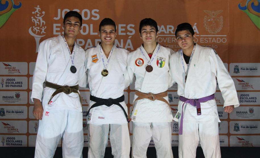 Quatro atletas de kimono no pódio