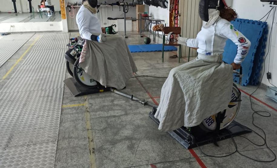 Treinamento da equipe de esgrima em cadeira de rodas da ADFP