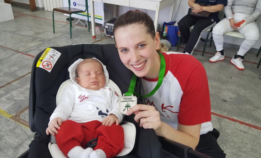 O pequeno Kalel com a mãe Tabea Alves após conquista