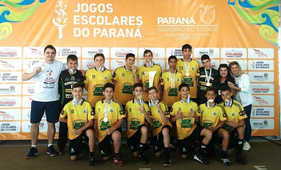 Equipe campeã fase final 2019 - Handebol de Mercedes ao lado do Professor Marlon Neves