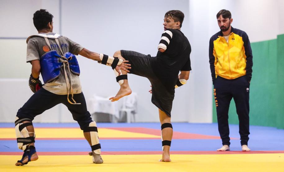 Treino da Seleção de Taekwondo no Centro de Treinamento Paralímpico Brasileiro. Na foto, Rodrigo Ferla ao fundo observando seu atleta, Nathan Torquato.