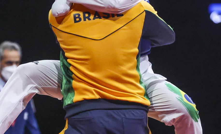 Luta pela medalha de bronze até 58kg, nos Jogos Paralímpicos de Tóquio. Na Foto, Silvana Fernandes abraça seu técnico, Rodrigo Ferla.